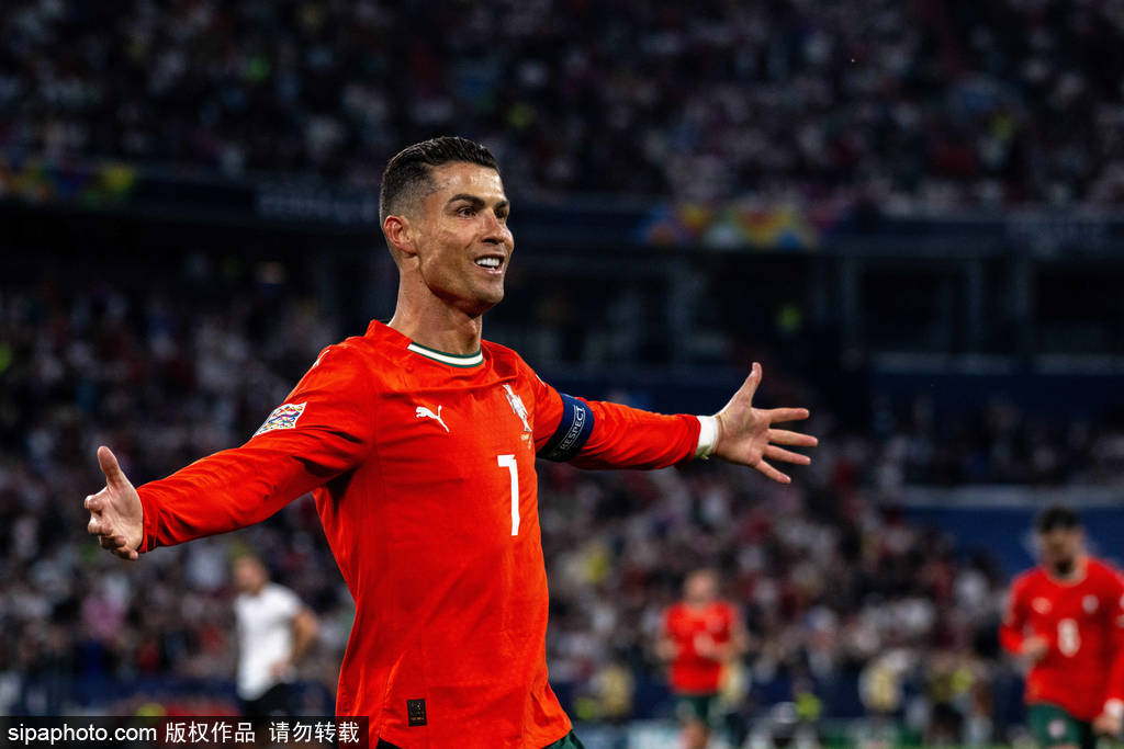 C罗：和亚马尔不同世代不应比较 梅西尊重我我也尊重他